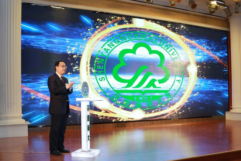 黨委書記賈玉明啟動(dòng)校長招待會開始按鍵
