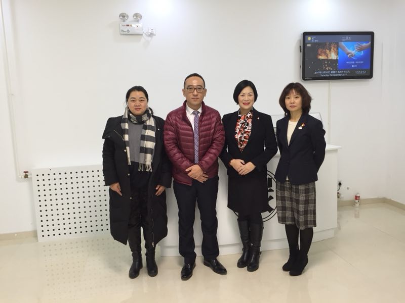 孫河川教授、鐵梅理事長(zhǎng)與北京樂(lè)器研究所張小川所長(zhǎng)等合影