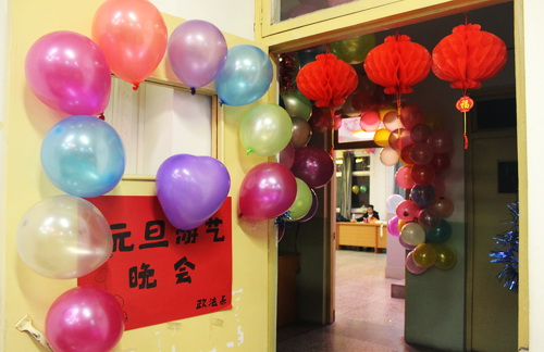 色彩絢麗、喜氣洋洋的活動(dòng)現(xiàn)場(chǎng)