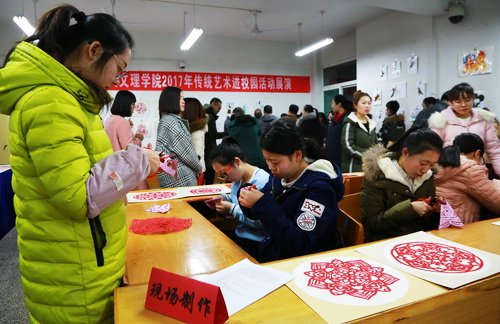 色彩絢麗、喜氣洋洋的活動(dòng)現(xiàn)場(chǎng)