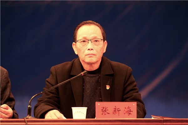 副校長、工會(huì)主席張新海宣讀表彰文件