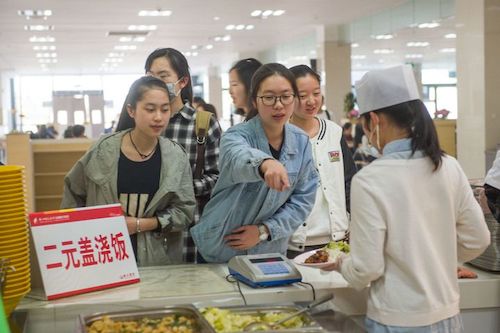 2元蓋澆飯后勤服務(wù)團(tuán)隊(duì)：飄香十余載，暖心不漲價(jià)