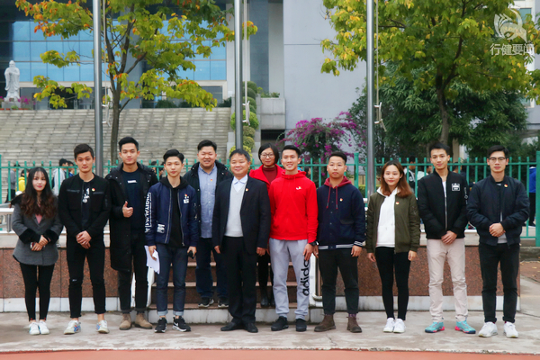 嚴沛軍與學(xué)生代表合影