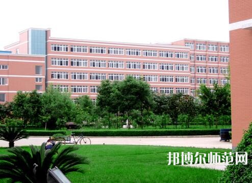 成都城市建設(shè)技工幼兒師范學(xué)校2018年報(bào)名條件、招生對(duì)象