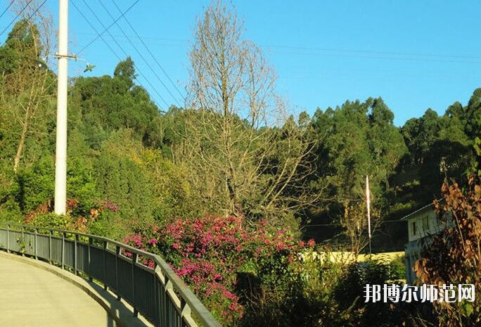 昆明電機(jī)技工幼兒師范學(xué)校2018年報名條件、招生對象