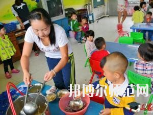 遵義2020年幼師學校有哪些科目?我們知道幼師專業(yè)是屬于一個學習內容比較多的專業(yè)，因為是小朋友的啟蒙階段，同學們自己在報讀本專業(yè)的時候很多的同學都不知道到底是學一些什么?于是都來問道小編，小編就來給大家說一下關于學?？颇康氖虑榕丁? 幼師學校學習專業(yè)課程 1、幼兒教育學  了解現代教育、幼兒教育的新觀念、新思想、新信息，結合我國幼兒教育改革中的新問題、新情況，將理論的闡述和幼兒教育實踐中的問題結合起來，進行具體分析和指導。  2、幼兒心理學  了解幼兒的認知和言語發(fā)展的特點和規(guī)律、幼兒的情緒、個性與社會性發(fā)展的關系及幼兒的活動心里。能依據幼兒特點，利用所學相關知識，初步具備幼兒園基層崗位幼兒教師的工作能力。培養(yǎng)學生具有誠實守信、善于溝通和合作的品質。  3、幼師英語  根據幼師學生的英語水平和專業(yè)特點，從聽、說、讀、寫四個方面全方位的培養(yǎng)學生，讓學生掌握基本語法知識、語音知識、日常用語，提高學生的口語交際技能和綜合閱讀、寫作能力。讓學生在學習過程中發(fā)展綜合語音運用能力，提高人文素養(yǎng)，增強實踐能力，培養(yǎng)創(chuàng)新精神。  4、幼兒園組織與管理  讓學生了解幼兒園組織與管理的基本原理和內容，掌握幼兒園組織與管理的基本規(guī)律，學會用所學專業(yè)理論解決實際工作中遇到的管理問題。結合案例分析，培養(yǎng)學生的思辨意識、創(chuàng)新意識，提高學生與時俱進的管理理念，為學生今后從事幼兒園教育工作和管理工作奠定良好的基礎，具有較強的實用性和可操作性。  學前教育前景好不好 學前教育上的現在已經有越來越多的人關注，就業(yè)前景上的非常不錯的一個職業(yè)了，在現階段學前教育專業(yè)就業(yè)率上也在一直上升，我國對于學前教育上的重視的提升，也為學前教育專業(yè)人才提供了較好的就業(yè)機會，使得社會上的對于學前教育人才上的甚至出現了供不應求的現象，學前教育現階段也已經成為一個非常重要的教育階段，擁有高素質的學前教育人才對于整個教育事業(yè)上的也能夠起到一個促進和發(fā)展的作用。  幼師專業(yè)上就業(yè)前景也是比較好的，現階段社會上的對于幼師的需求也越來越多了，對于早期教育上的重視度的提升，使得幼師人才成為現階段社會上的所需要的重要人才選擇。  我們可以看到幼師專業(yè)學習的是很多的，小編給大家列舉了一些專業(yè)課程，其實這個專業(yè)是一個需要自己花費很多心力來學習的專業(yè)，同學們學習的內容是很廣泛的，不過這個專業(yè)只要學好了，將來在就業(yè)方面就會很不錯，所以，希望選擇這個專業(yè)的同學都能掌握足夠的專業(yè)知識哦。