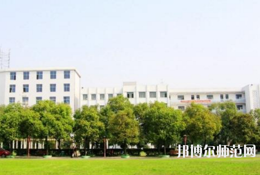 對(duì)于幼師學(xué)校的選擇，男生和女生是一樣的。現(xiàn)在大部分學(xué)校的幼師專業(yè)在進(jìn)行招生的時(shí)候，其實(shí)男生和女生的招生計(jì)劃是統(tǒng)一的，學(xué)校對(duì)學(xué)生的性別并沒有要求。所以，小伙伴們選擇幼師學(xué)校的重點(diǎn)不應(yīng)該是這所學(xué)校適合男生還是適合女生，而是這所學(xué)校本身的辦學(xué)條件好不好，以及學(xué)校的優(yōu)勢(shì)以及劣勢(shì)有哪些等等。接下來，對(duì)南昌理工職業(yè)中等專業(yè)學(xué)校感興趣的小伙伴們可以一起來看一看這所學(xué)校的具體情況。  南昌理工職業(yè)中等專業(yè)學(xué)校辦學(xué)理念 學(xué)校以“辦學(xué)校，不開學(xué)店，造福炎黃子孫!”為宗旨，遵循黨的教育方針，倡導(dǎo)“誠(chéng)實(shí)、博愛、勤奮、自強(qiáng)”的校訓(xùn)，按照“理論夠用，注重實(shí)踐”的原則，為社會(huì)經(jīng)濟(jì)建設(shè)培養(yǎng)“一專多能”的應(yīng)用型人才。畢業(yè)生深受用人單位的歡迎。 例如推薦在“啟悅電子廠”工作的同學(xué)進(jìn)廠第九天，就對(duì)8086高壓擊穿儀進(jìn)行技術(shù)改造，降低了勞動(dòng)強(qiáng)度，提高了生產(chǎn)效率。該廠董事長(zhǎng)吳德和先生專程由臺(tái)北趕來我?？疾欤?dāng)即簽定了廠校合作協(xié)議。  接著我校又與深圳新飛通、深圳捷迪訊、上海偉創(chuàng)力、上海先進(jìn)半導(dǎo)體、上海華微、杭州矢崎、蘇州生益科技、上海攜程旅行網(wǎng)等20多家公司建立了合作伙伴關(guān)系?？梢哉f：“選擇理工，就業(yè)輕松!” 學(xué)校與南昌航空大學(xué)聯(lián)合辦學(xué)，是南昌航空大學(xué)繼續(xù)教育學(xué)院教學(xué)點(diǎn)，依托南昌航空大學(xué)的人才、圖書、先進(jìn)的教學(xué)設(shè)施，資源共享。學(xué)校有一支政治素質(zhì)高、教學(xué)和管理經(jīng)驗(yàn)豐富的專兼職師資隊(duì)伍，正副教授、高級(jí)教師近半，其中不少曾獲得“最佳授課教師”的稱號(hào)。  南昌理工職業(yè)中等專業(yè)學(xué)校教學(xué)設(shè)置 學(xué)校除精湛的理論教學(xué)外，還設(shè)有圖書閱覽室、計(jì)算機(jī)中心、語音室和電工、電子、機(jī)電、機(jī)械加工、數(shù)控、酒店管理等實(shí)驗(yàn)室能安排學(xué)生進(jìn)行多種實(shí)驗(yàn)，“邊講邊練，講練結(jié)合”，確保學(xué)生動(dòng)手能力的培養(yǎng)。 學(xué)校采取多層次、開放性辦學(xué)和封閉式管理。不僅注重教育質(zhì)量，更注重道德品質(zhì)和綜合素質(zhì)教育。教育管理嚴(yán)格，始終把學(xué)校的安全工作放在首位，在2005-2010職業(yè)高校年檢中，得到市教育局有關(guān)領(lǐng)導(dǎo)的表揚(yáng)，連續(xù)被評(píng)為職業(yè)教育辦學(xué)先進(jìn)單位。  南昌理工職業(yè)中等專業(yè)學(xué)校報(bào)名手續(xù) 即日起可到校招生辦或當(dāng)?shù)匚倚Ｕ猩c(diǎn)報(bào)名，或來函來電報(bào)名、網(wǎng)上報(bào)名。  本地區(qū)的應(yīng)屆初中畢業(yè)生可在就讀中學(xué)填中考志愿報(bào)名。  報(bào)到時(shí)帶好戶口本，五張一寸免冠照片和初高中畢業(yè)證書。  小編總結(jié) 南昌理工職業(yè)中等專業(yè)學(xué)校是一所按照“理論夠用，注重實(shí)踐”的原則，為社會(huì)經(jīng)濟(jì)建設(shè)培養(yǎng)“一專多能”的應(yīng)用型人才的中專學(xué)校，學(xué)校開設(shè)有幼師類的專業(yè)，對(duì)幼師行業(yè)感興趣的初中畢業(yè)生可以多加關(guān)注這所學(xué)校。接下來小伙伴們可以去到學(xué)校官網(wǎng)對(duì)學(xué)校做進(jìn)一步的了解。當(dāng)然，在南昌還有開設(shè)有幼師類專業(yè)的其他學(xué)校，大家也可以看看其他的學(xué)校怎么樣，做一個(gè)比較，然后選擇出最適合自己的一所。