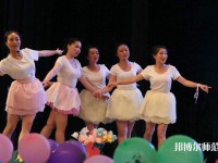 廣東2022年幼師學(xué)校中專升大?？际裁? /><b>廣東2022年幼師學(xué)校中專升大?？际裁?/b><span>2022-02-18 13:52</span><p>國家和家庭高度重視學(xué)前教師的培訓(xùn)。現(xiàn)在所有主要的幼兒園和教育機(jī)構(gòu)都在改善學(xué)前教師的待遇。幼兒教師的工資和福利待遇也很好，</p></a></li>
            <li><a href=