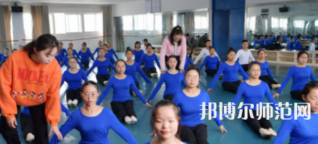 隨著社會的進步，人們的生活得到了全面的改善，開始重視自己子女的教育，對教育人才的教學水準就要求更高，使得很多學生都想要報考幼師學校。如果大家已經(jīng)做出了決定，要上幼師學校，就一定要盡早去了解學校信息。你越早了解學校，你可以選擇的學校就越多，就越能找到適合你的學校。幼師工作工作也相對輕松，不用從事體力勞動。現(xiàn)在家長對孩子的教育非?？粗?，幼兒園也越來越正規(guī)，都需要幼師幼師從業(yè)資格證。  思南中等職業(yè)學校辦學條件 學校老校區(qū)占地面積120.6畝，新校區(qū)200畝，校園拓展空間大。校內(nèi)布局分為：教學區(qū)、實驗實訓(xùn)區(qū)、產(chǎn)教結(jié)合區(qū)、生活區(qū)、行政辦公區(qū)、體育運動區(qū)、美化綠化區(qū)等。各場所均按標準設(shè)計規(guī)劃，達到國家示范校要求的學校教學、實訓(xùn)、師生學習、工作、生活等方面需要的效果。  思南中等職業(yè)學校目標明確 學校培養(yǎng)目標明確，人才“出口”暢通，堅持德育為先，技能為重，全面發(fā)展與特長發(fā)展相結(jié)合。圍繞“自強篤行、厚德精技”的校訓(xùn)，堅持“四自”(自信、自強、自律、自愛)、“四會”(學會做人，學會做事，學會求知，學會生活)的教育培養(yǎng)目標。  實行考與教分離，重視學生職業(yè)技能大賽，以賽促學，以賽促教;重視教師、學生下企業(yè)參與一線生產(chǎn)實踐，重視創(chuàng)建“校企聯(lián)動”、“工學結(jié)合”、“教學做一體”的人才培養(yǎng)模式，畢業(yè)生就業(yè)并能與企業(yè)接軌，與農(nóng)戶融合，人才培養(yǎng)質(zhì)量顯著提高。  銅仁碧江中等職業(yè)學校簡介 銅仁市碧江區(qū)中等職業(yè)學校創(chuàng)辦于1989年，是一所隸屬于碧江區(qū)人民政府的貴州省示范性中等職業(yè)學校。學校規(guī)劃占地面積420畝，規(guī)劃建筑面積13萬余平方米，總投資約5.8億元。教學區(qū)、生活區(qū)、運動區(qū)、綠化區(qū)布局合理，功能設(shè)施完善，環(huán)境優(yōu)美，地處銅仁市川硐教育園區(qū)桃園大道北側(cè)，毗鄰銅仁幼專、貴州健康職業(yè)學院，有著豐富的文化資源和育人氛圍。  學校自2013年搬遷至川硐教育園區(qū)以來，領(lǐng)導(dǎo)班子帶領(lǐng)廣大教師銳意進取，和諧奮進，確立了“發(fā)展教師、成就學生、服務(wù)社會”的辦學理念，圍繞“辦出特色、形成風格、爭創(chuàng)一流”的辦學目標，形成了“醫(yī)護為主、產(chǎn)教結(jié)合、校企合作”的辦學特色。  現(xiàn)在整體新生人口的增量將直接體現(xiàn)在幼兒園在園人數(shù)的增加，我國當前幼師行業(yè)的需求還是很大的，遠遠不足國家的計劃，所以從事幼師行業(yè)前景是很好的。幼兒園、教育機構(gòu)、培訓(xùn)機構(gòu)、藝體教育行業(yè)等相關(guān)行業(yè)都需要大量新型教育人才，學生選擇了教育行業(yè)正好符合當今的教育的需求，所以對同學們來講就業(yè)前景是非常具有潛力化的。