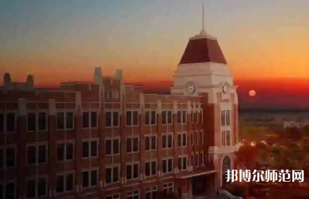 對于很多不了解學(xué)校的學(xué)生來說讀書的時候要面臨著很多信息的接受，就拿簡單的填寫志愿來說，提前就需要了解清楚很多的學(xué)校，對于學(xué)校的基礎(chǔ)信息需要掌握比較好才可以的，最近有同學(xué)們來問小編學(xué)校的招生代碼，小編就來給同學(xué)們整理一下。  上海外國語師范大學(xué)賢達經(jīng)濟人文學(xué)院虹口校區(qū)代碼 學(xué)校代碼：13636  上海外國語師范大學(xué)賢達經(jīng)濟人文學(xué)院虹口校區(qū)拓展閱讀 基礎(chǔ)教學(xué)部基礎(chǔ)教學(xué)部是承擔學(xué)校公共基礎(chǔ)課程的教學(xué)單位，下設(shè)基礎(chǔ)部辦公室和計算機、體育教、通識3個教研室。  現(xiàn)有專、兼職教師50人，其中教授2名，副教授12名，專職專任教師全部具有研究生學(xué)歷，其中博士后1人，博士2名。  基礎(chǔ)教學(xué)部堅持立德樹人的教育方針，崇尚教書育人，加強學(xué)生道德素質(zhì)教育和能力培養(yǎng)，全體教師積極參與科研工作、開展課程建設(shè)、推進教學(xué)改革、提升教學(xué)效果，保證了全校的公共基礎(chǔ)課教學(xué)效果。  計算機教研室主要承擔全校的計算機公共課《計算機應(yīng)用基礎(chǔ)》的教學(xué)工作，課程以“傳授知識、鍛煉技能”為基本目標，并貫徹對學(xué)生計算思維的培養(yǎng)，有效地向?qū)W生普及了實用的計算機應(yīng)用技術(shù)，為學(xué)生能贏得信息時代的競爭打下良好的基礎(chǔ)。  體育教研室主要承擔全校的體育類課程教學(xué)，分別開設(shè)了足球、籃球、排球、乒乓球、羽毛球、棒球、壘球、板球、啦啦操、瑜伽、飛鏢、防身術(shù)等項目，為學(xué)生身心全面發(fā)展提供保證。教師還利用業(yè)余時間指導(dǎo)運動隊訓(xùn)練、參賽，在歷年上海市高校陽光體育賽事中屢獲佳績，為學(xué)院創(chuàng)建積極健康、蓬勃向上的校園文化氛圍。  小編給同學(xué)們整理了學(xué)校的招生代碼，同學(xué)們自己如果是要填寫本校的話就要注意哦，讀大學(xué)對于每一位同學(xué)都是有很深刻的意義的，同學(xué)們在這里不僅能夠?qū)W習(xí)到專業(yè)的知識，還能在這個又自己對于這個世界的初步理解。